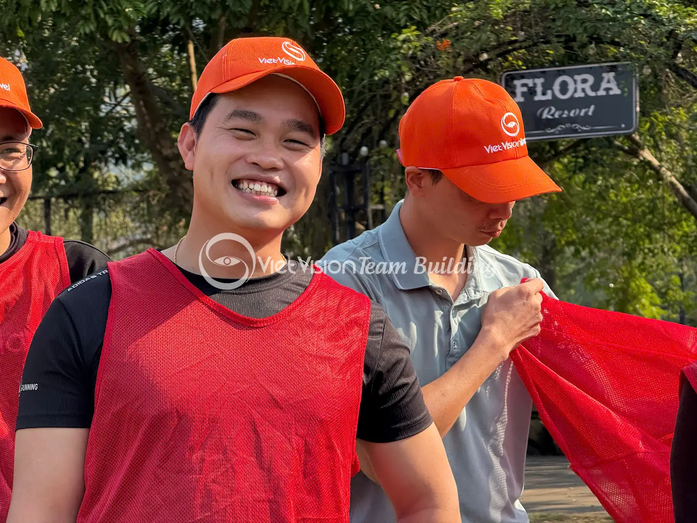 Người chơi tham gia thử thách bao bố trên sân cỏ team building