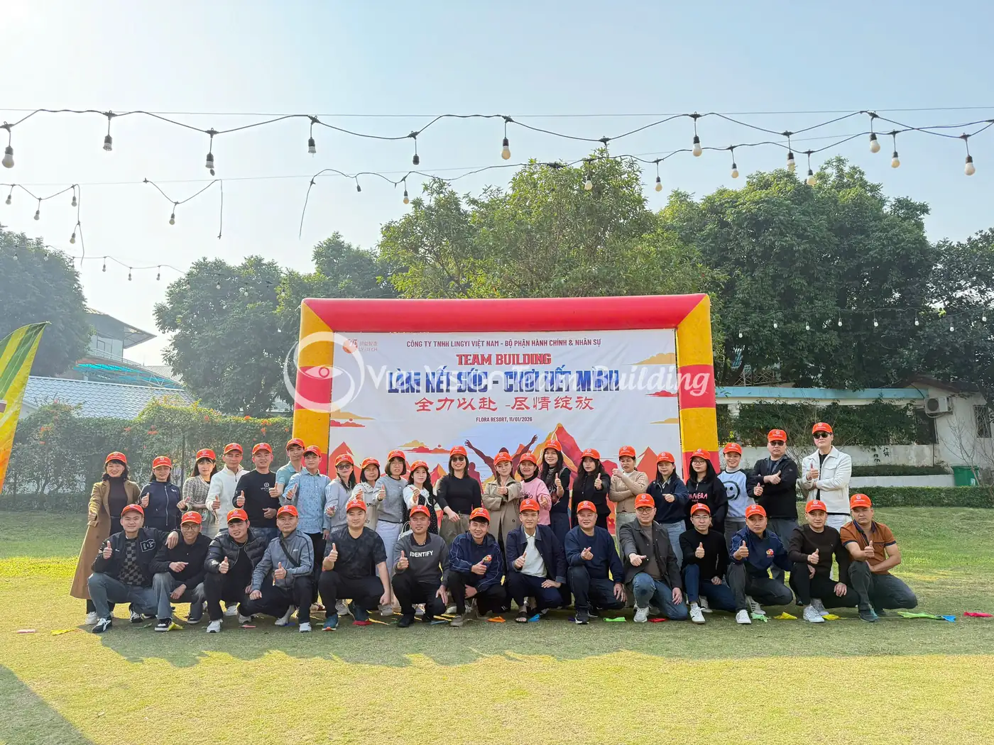 Các đội đứng theo line trước khi nghe luật chơi team building ngoài trời