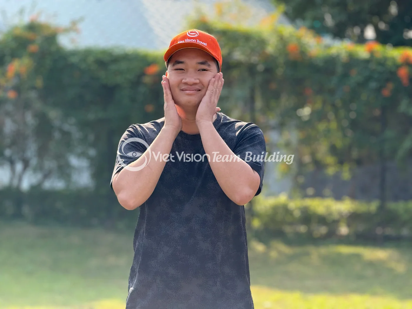 Các đội đứng theo khu vực trên sân trước khi bắt đầu một trò chơi team building