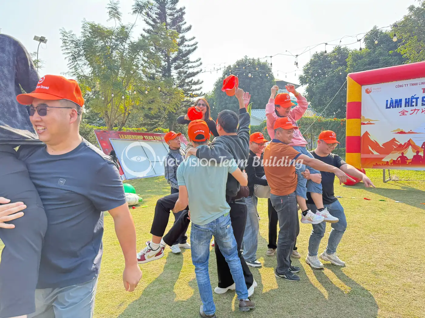 Đội chơi phối hợp theo hiệu lệnh trong một thử thách team building