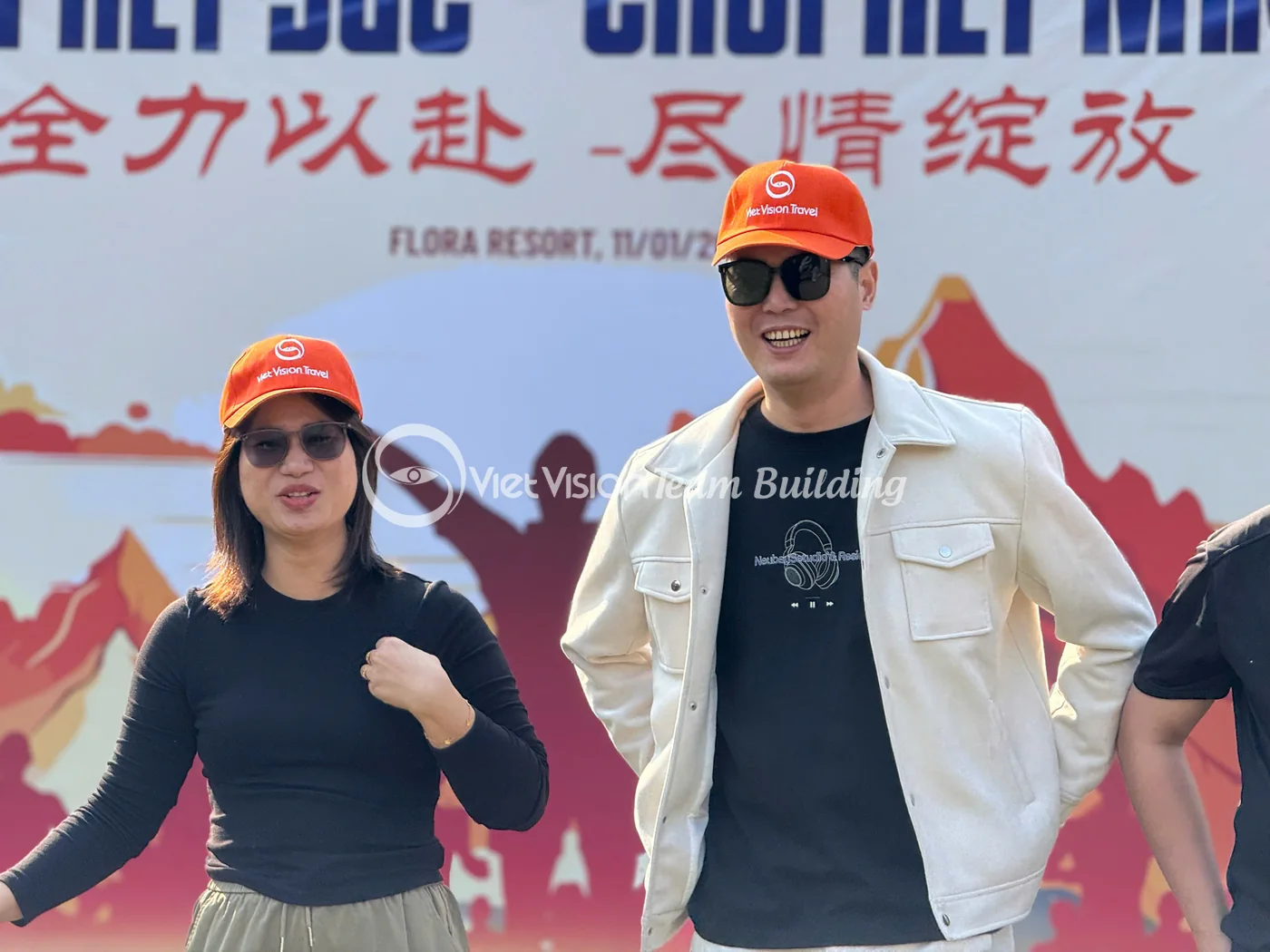 Nhóm người chơi và điều phối viên trao đổi trước thử thách team building