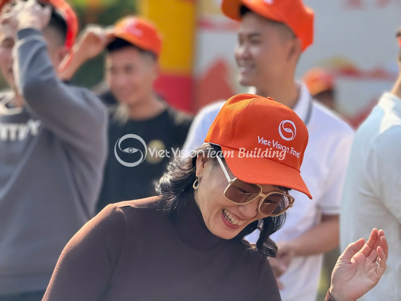 Hai đội đứng đối diện nhau trong khu vực team building để chờ hiệu lệnh