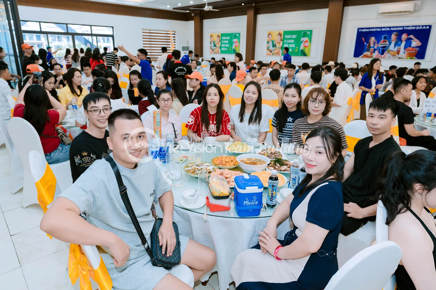 Nhóm nhân viên thảo luận mật thư team building Amazing Race trong chương trình công ty