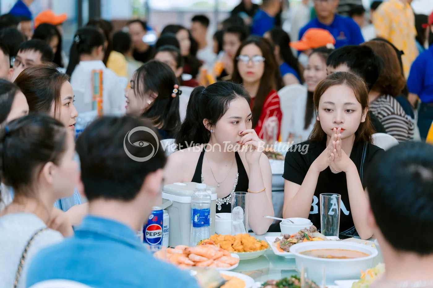 Các thành viên chia vai quan sát và giải mã mật thư trong hoạt động team building