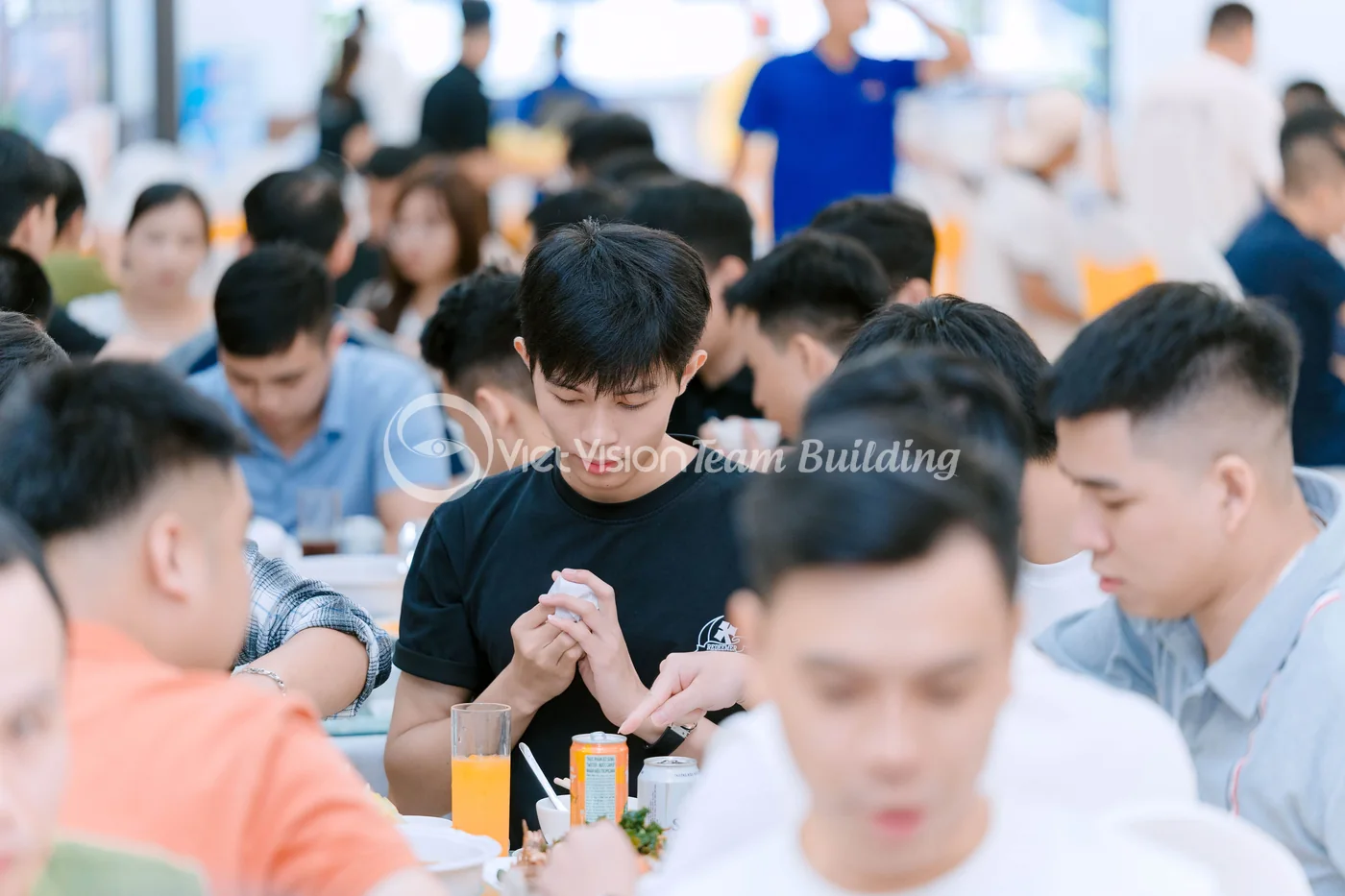 Người chơi đọc gợi ý mật thư trước khi thống nhất đáp án cùng đội