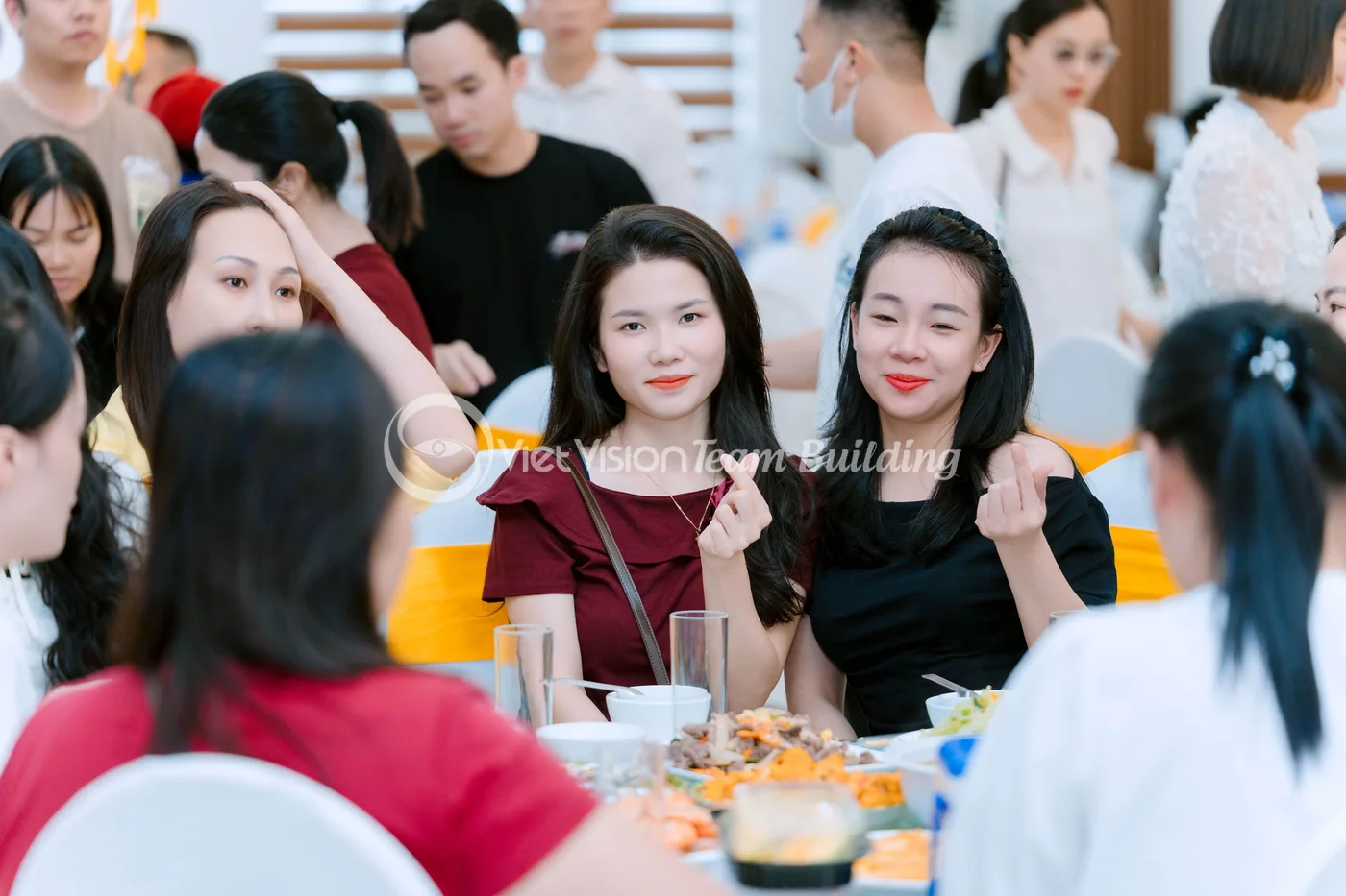 Đội chơi thảo luận đáp án mật thư team building Amazing Race tại bàn