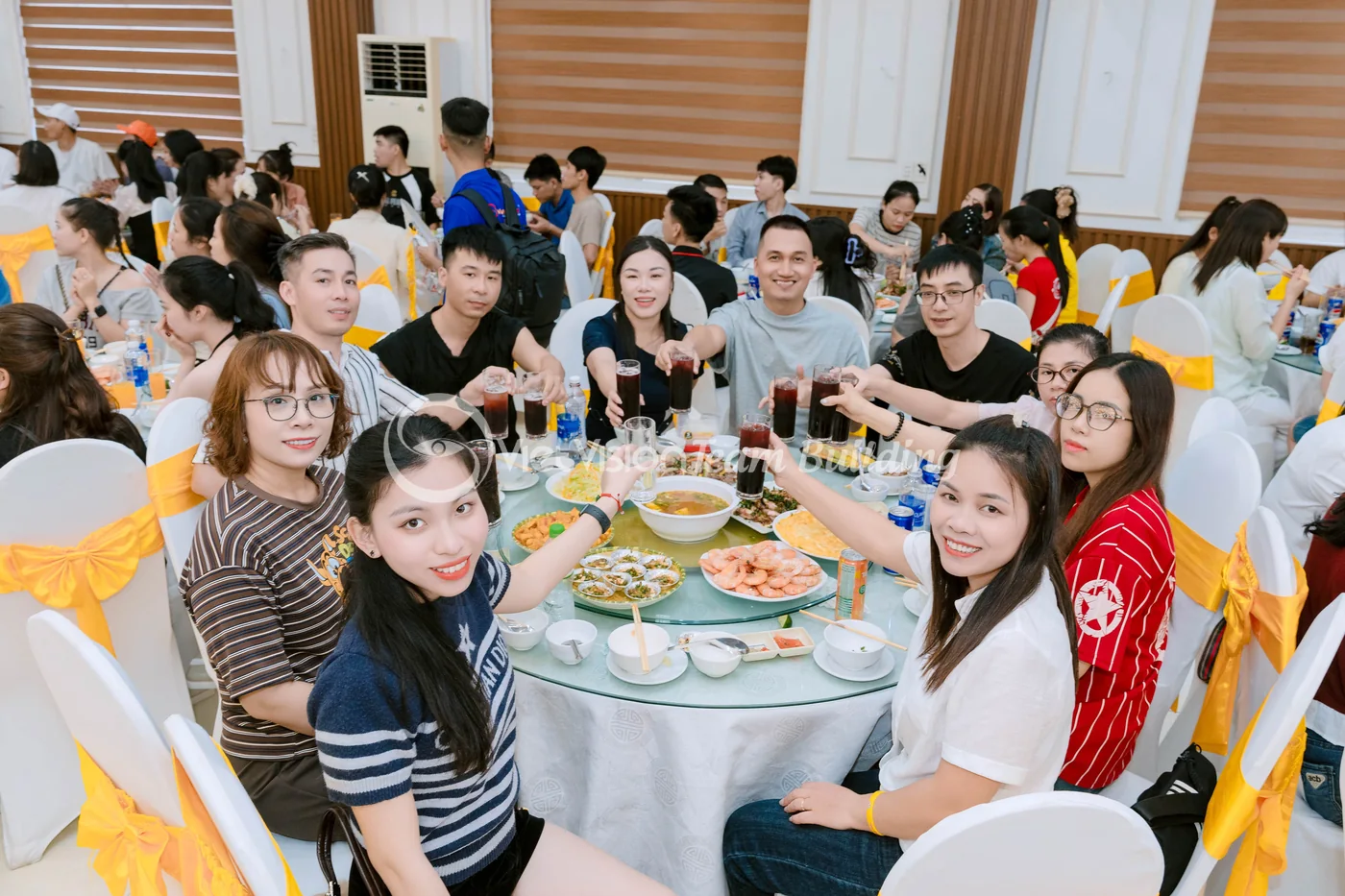 Nhóm tham gia tổng kết đáp án sau phần mật thư team building Amazing Race