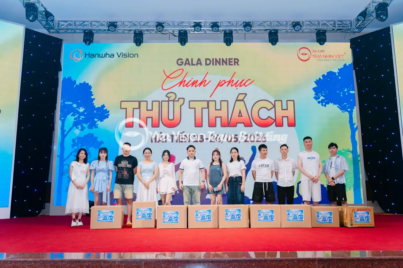 Người dẫn giới thiệu phần tiếp theo của gala
