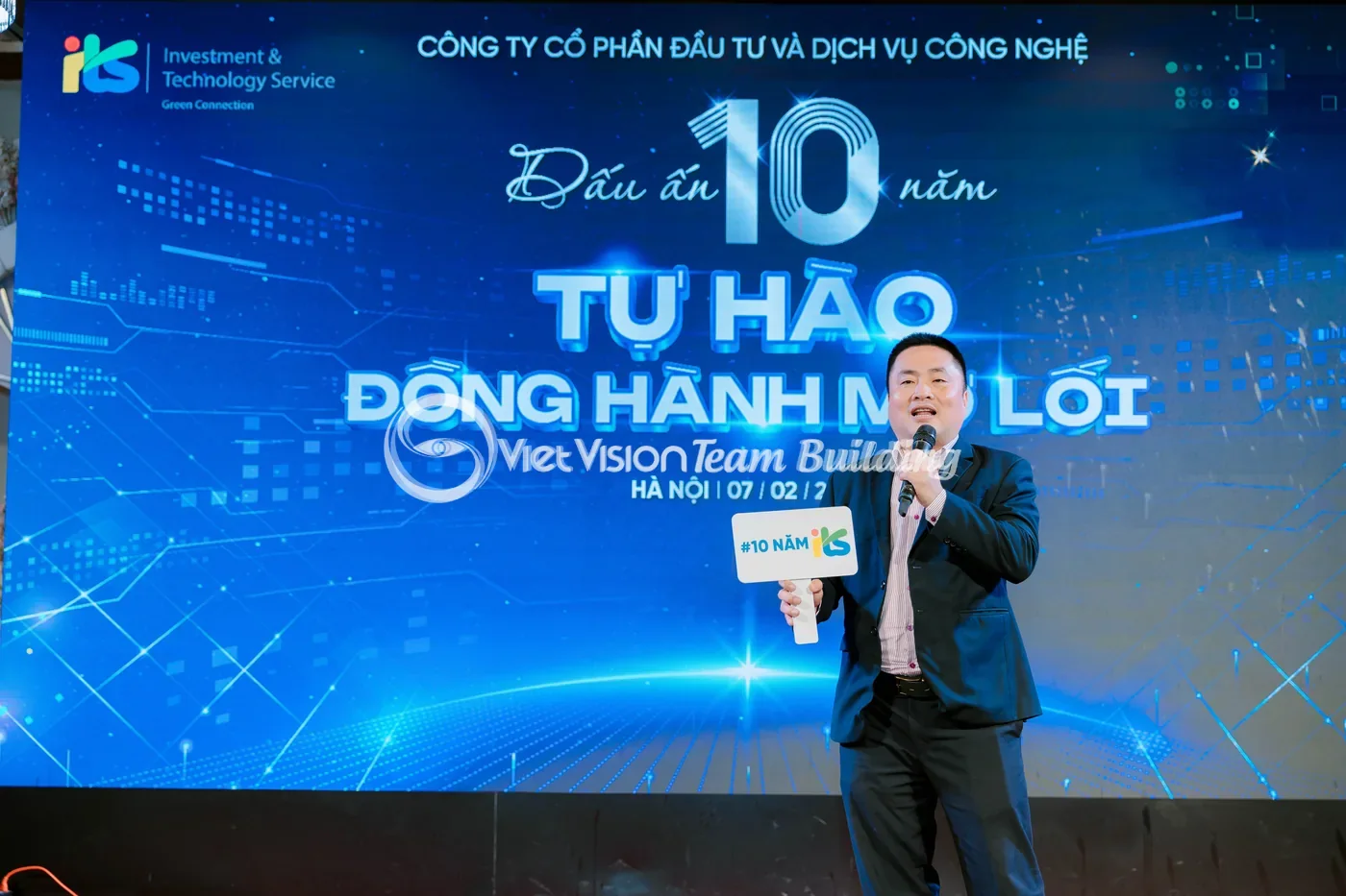 Người dẫn giữ nhịp trước màn hình chương trình