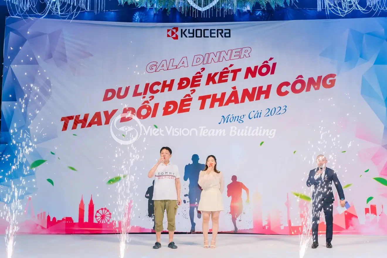 MC kết nối khán giả trong sự kiện doanh nghiệp