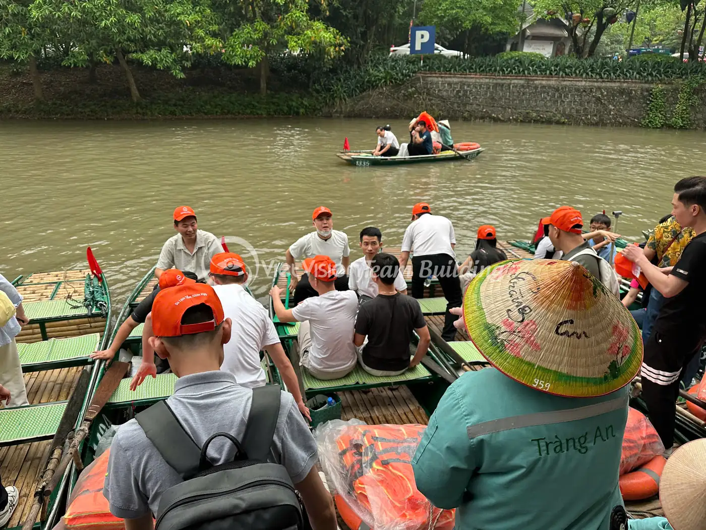 Các đội tập trung trên tuyến di chuyển trong chương trình team building ngắn