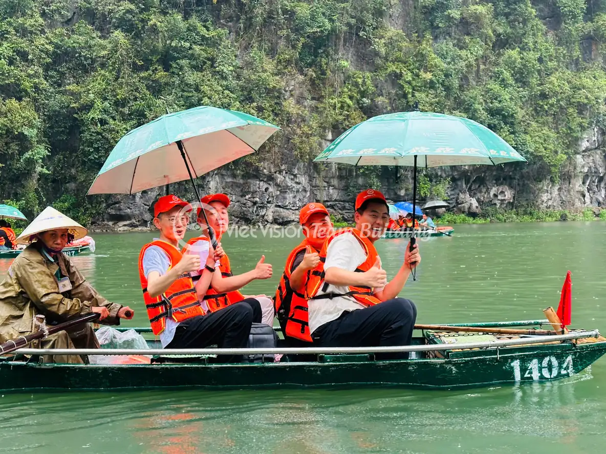 Đội chơi di chuyển theo tuyến ngắn trong hoạt động Amazing Race cho công ty