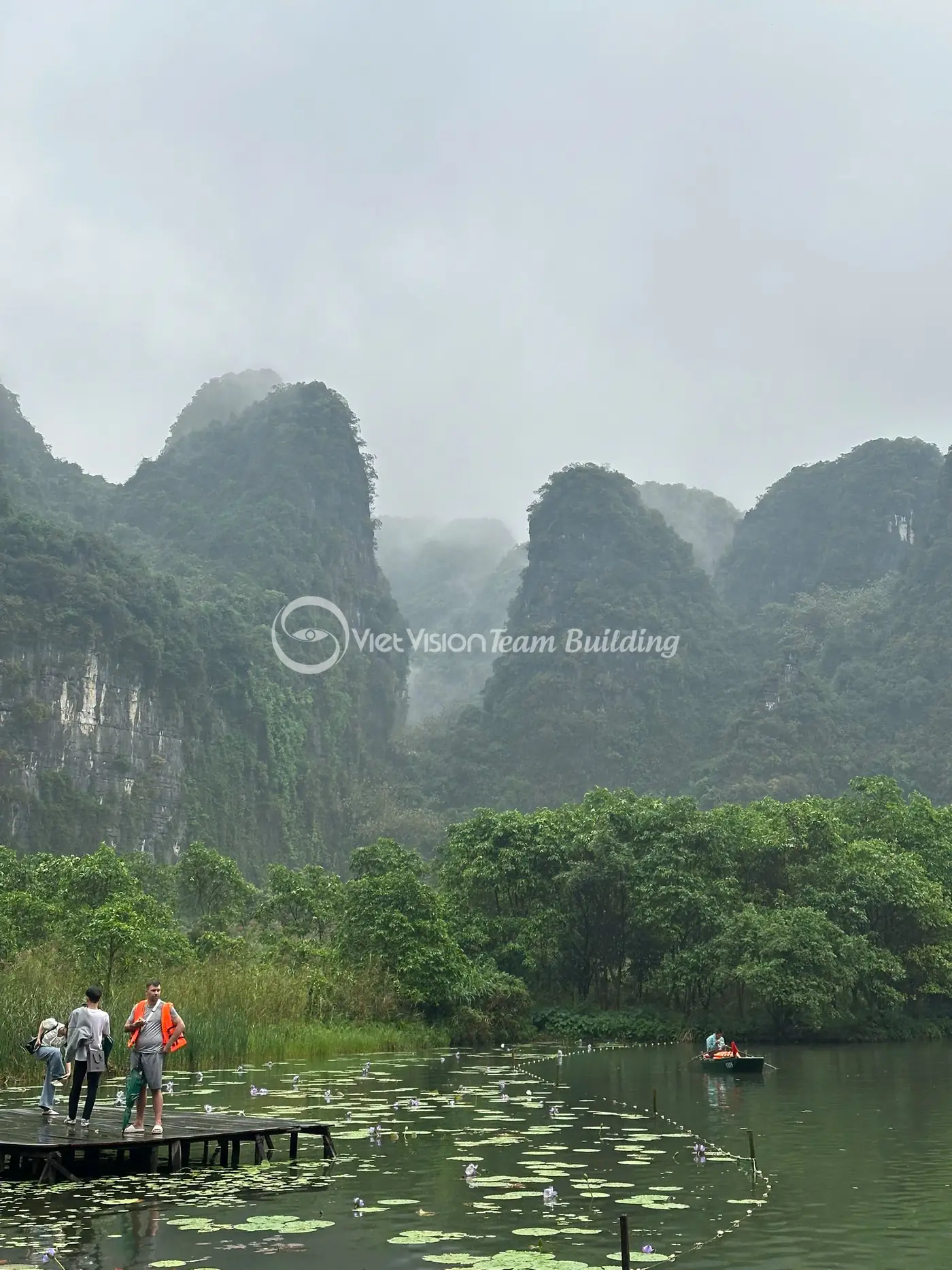 Đội chơi hoàn thành chặng di chuyển trong hành trình Amazing Race ngắn