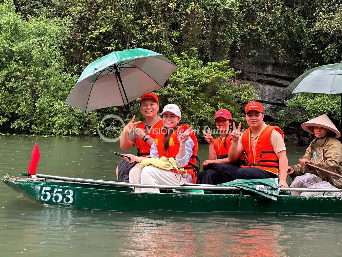 Nhóm nhân viên tham gia hành trình team building theo đội trong không gian ngoài trời