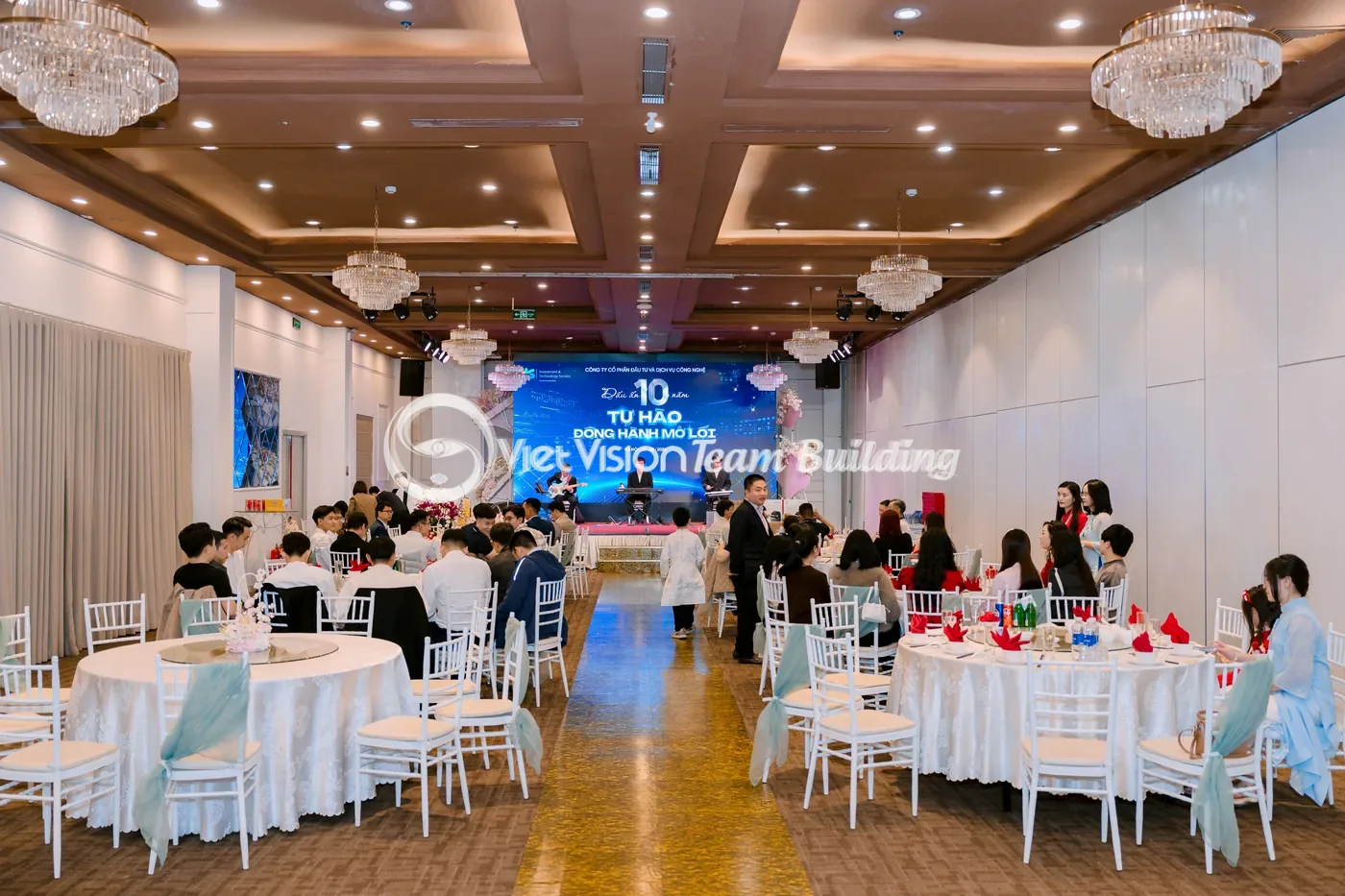 Màn hình và backdrop tạo tín hiệu tập trung Màn hình và backdrop tạo tín hiệu tập trung