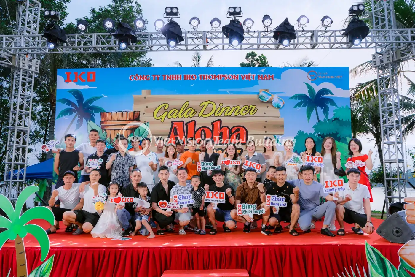 Ảnh tập thể trên sân khấu giúp khóa cảm xúc mở đầu Ảnh tập thể trên sân khấu giúp khóa cảm xúc mở đầu