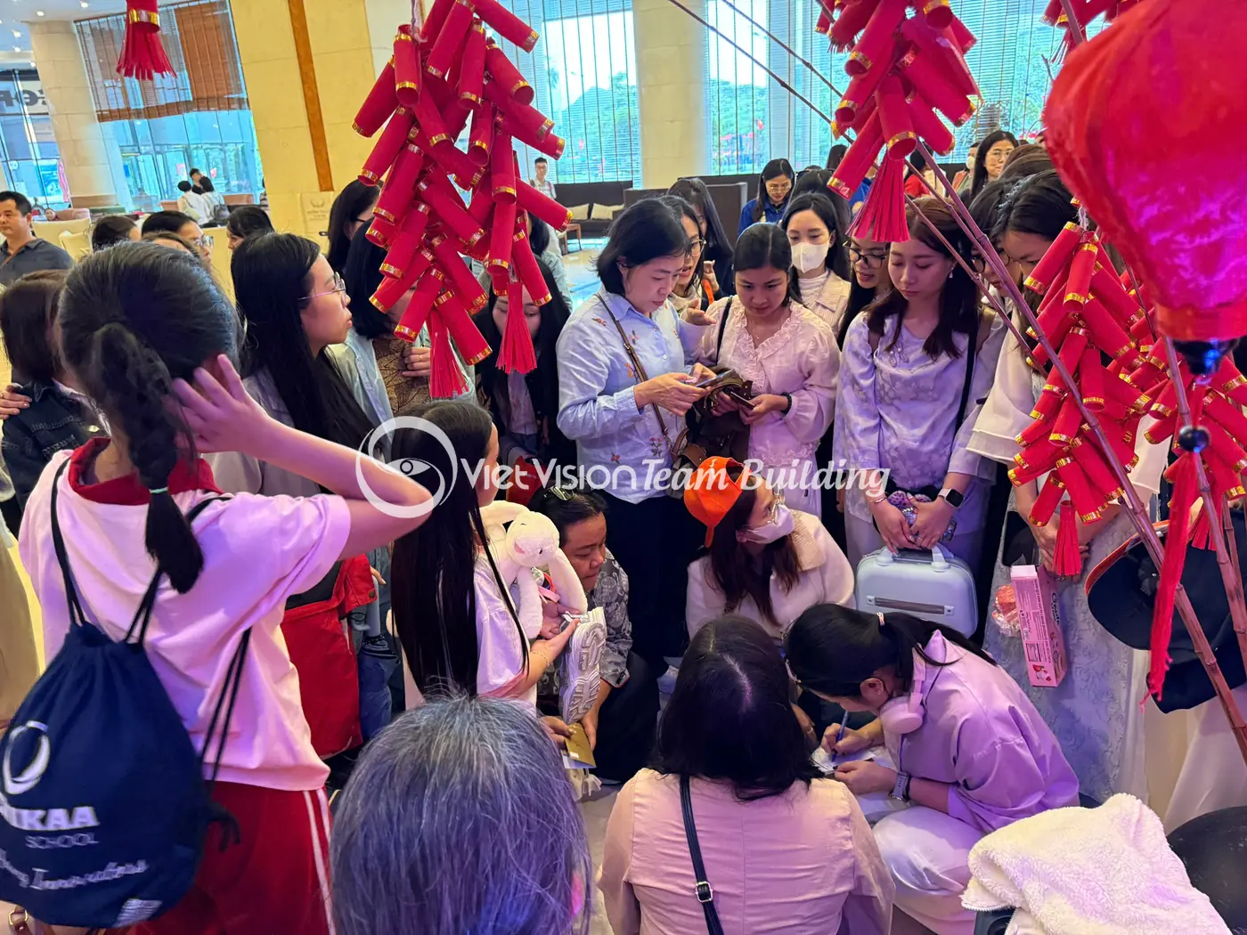 Đoàn đông tập trung tại Hạ Long trước khi bước vào phần ăn uống và gala dinner