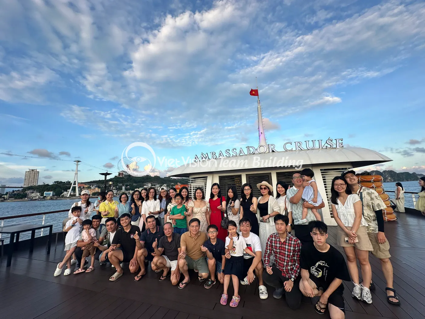 Đoàn công ty chụp ảnh trên du thuyền trong lịch trình team building Hạ Long