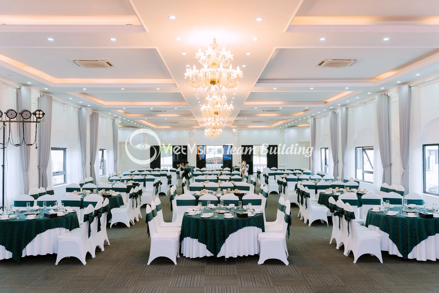 Không gian bàn tiệc cho đoàn công ty trước chương trình gala dinner tại Hạ Long
