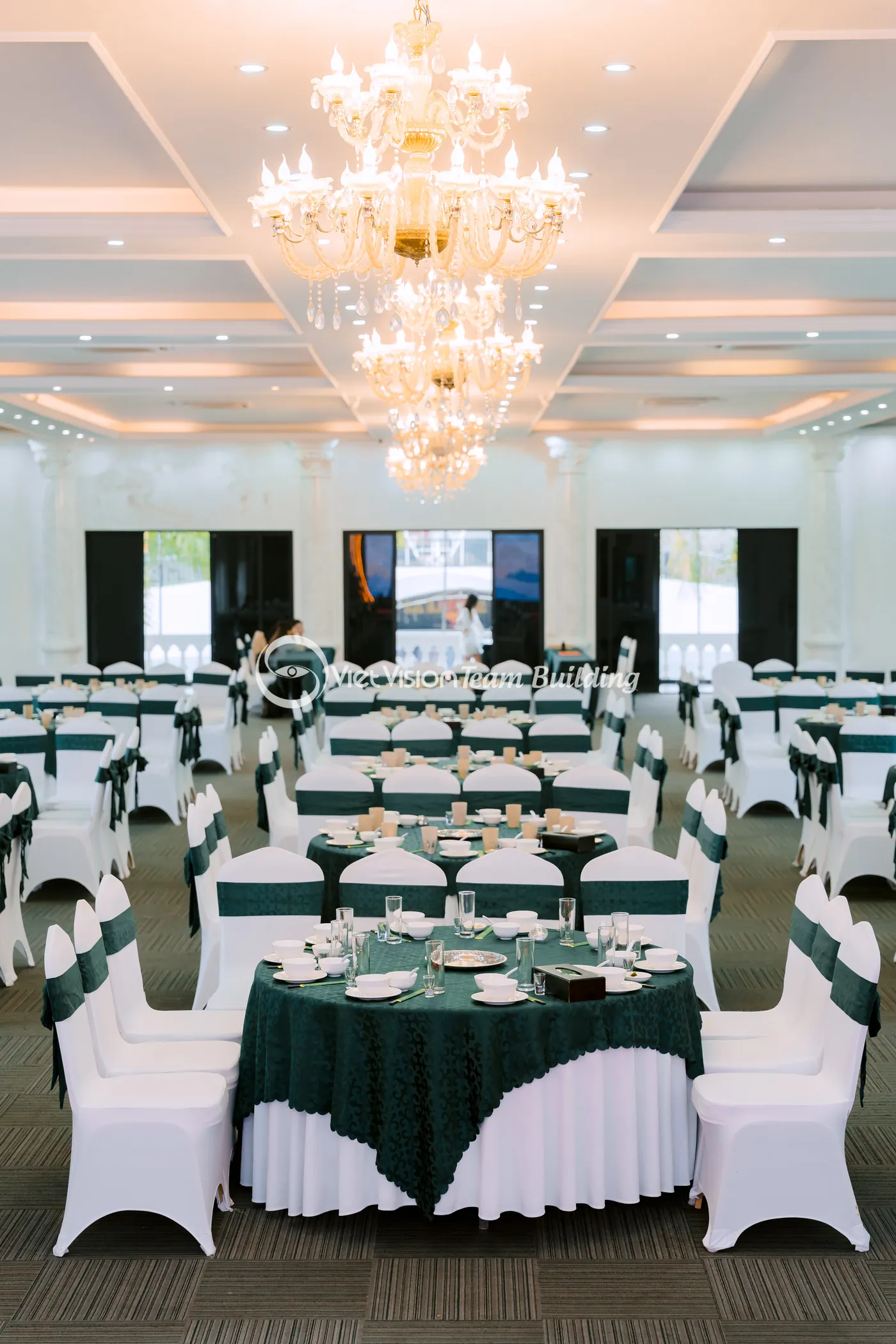 Bàn tiệc được set up trước gala dinner cho đoàn công ty trong chuyến team building Hạ Long