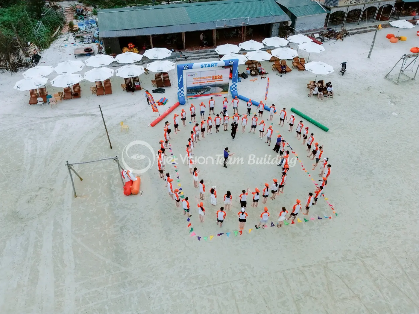 Đội hình team building nhìn từ trên cao để thể hiện cách chia đội theo mục tiêu chương trình