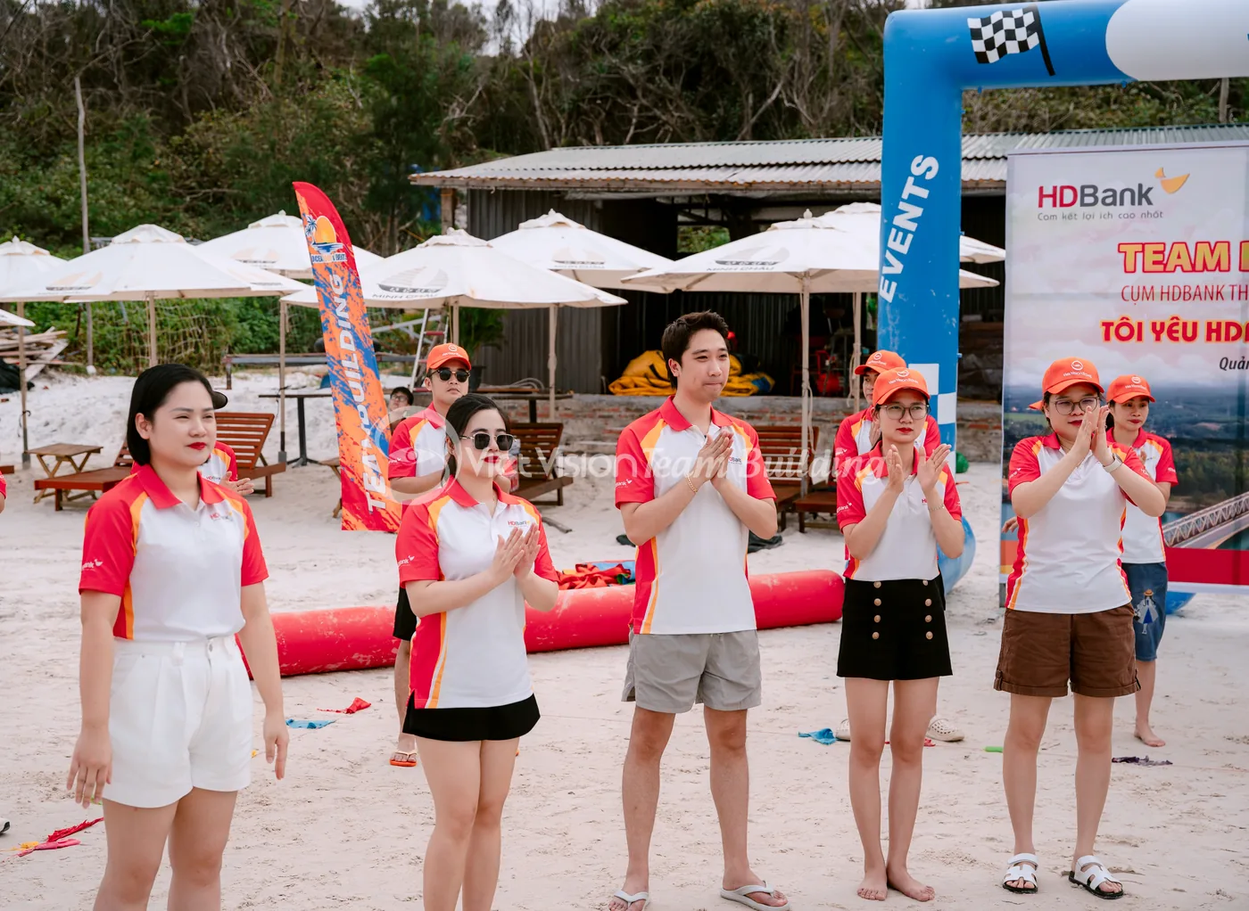 Đội ngũ doanh nghiệp nghe phổ biến luật chơi để chốt mục tiêu team building trước khi bắt đầu