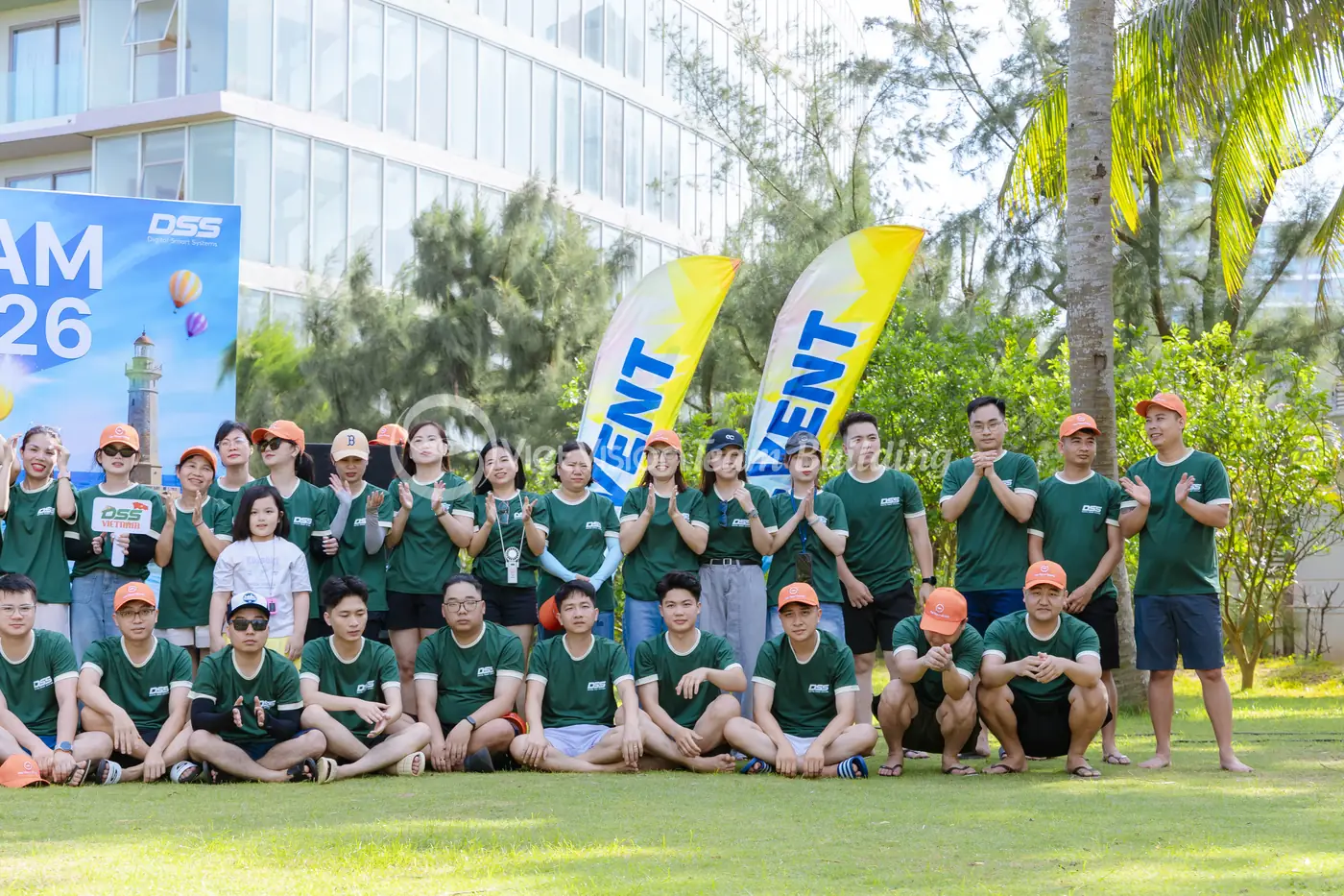 Tập thể doanh nghiệp chụp ảnh sau chương trình team building để ghi nhận kết quả chung