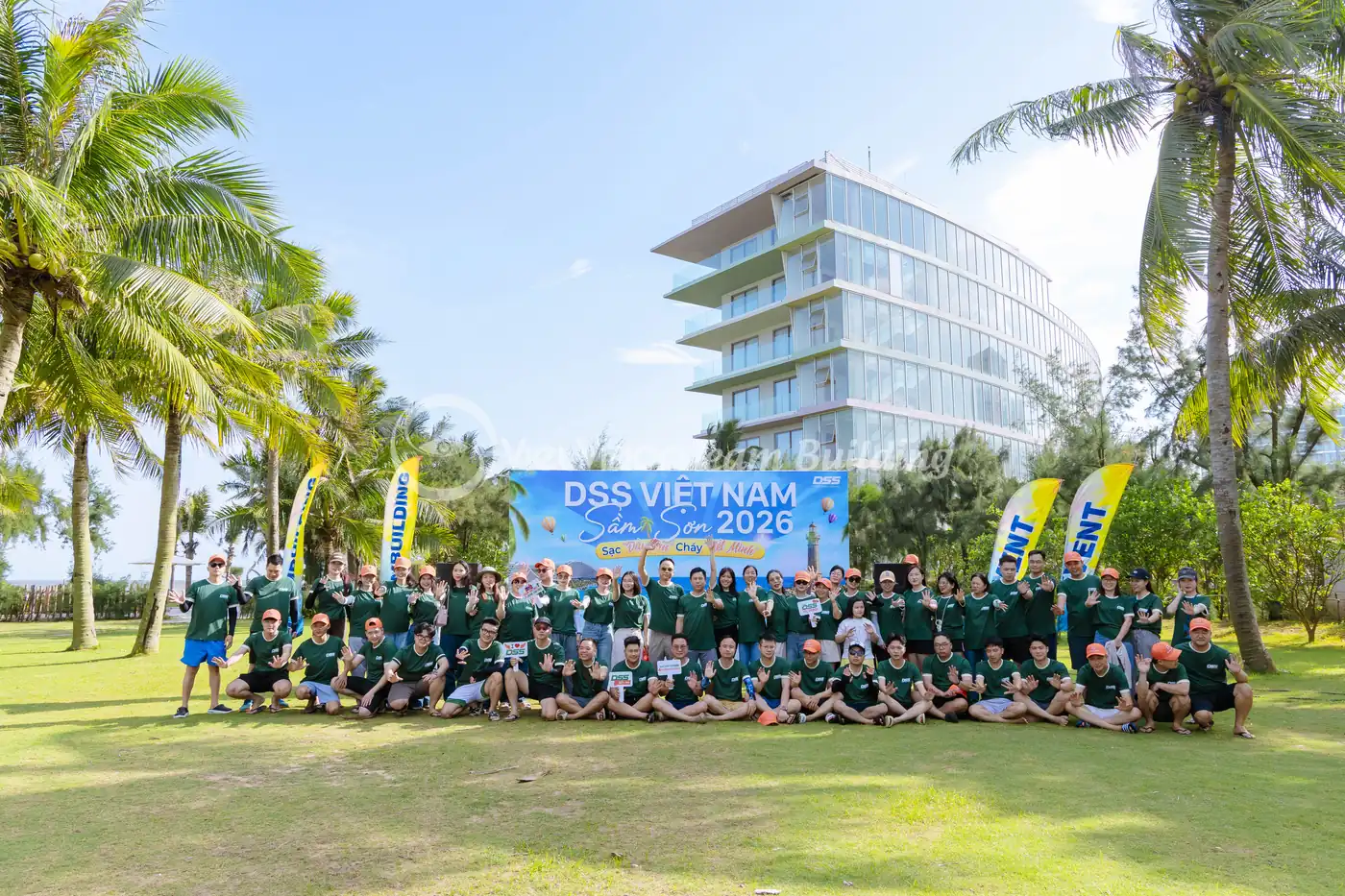 Nhóm nhân viên khoác vai thành vòng tròn để tăng tinh thần gắn kết trong team building