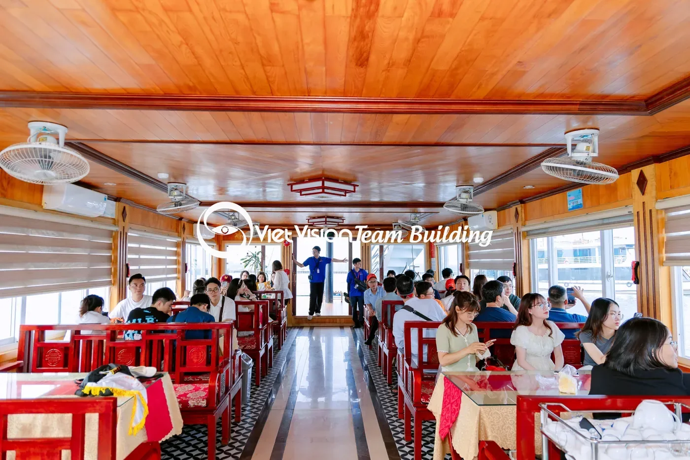 Bố trí bàn chung tạo thêm cơ hội gặp gỡ giữa các phòng ban Bố trí bàn chung tạo thêm cơ hội gặp gỡ giữa các phòng ban