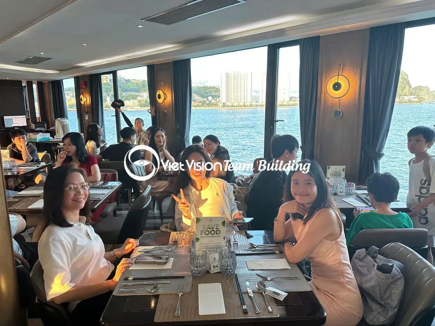 Bàn ăn nhóm nhỏ giúp cuộc trò chuyện bắt đầu tự nhiên Bàn ăn nhóm nhỏ giúp cuộc trò chuyện bắt đầu tự nhiên