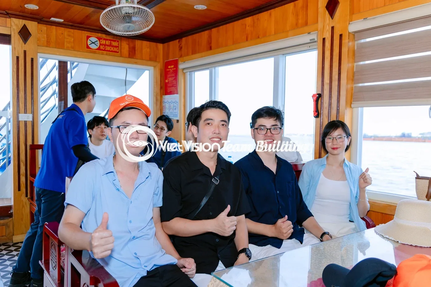 Nhóm đồng nghiệp trò chuyện trong không gian ngồi gần nhau