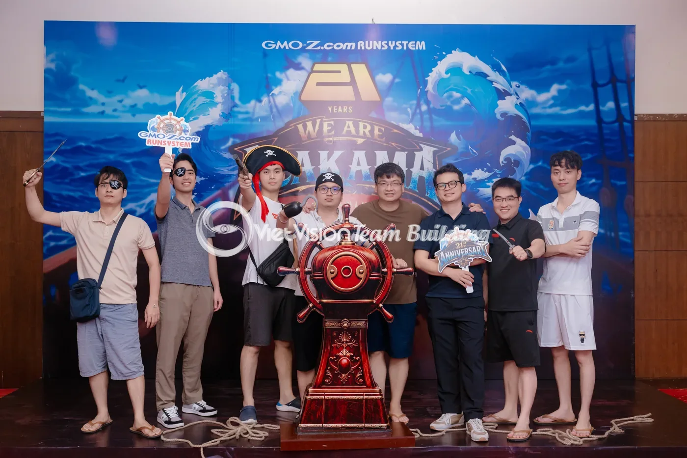 Nhóm tham gia tạo dấu mốc chung trong không gian trong nhà Nhóm tham gia tạo dấu mốc chung trong không gian trong nhà