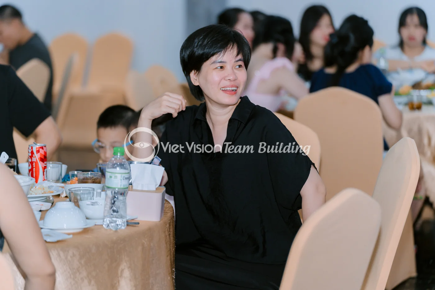 Khách dùng bữa trong gala dinner