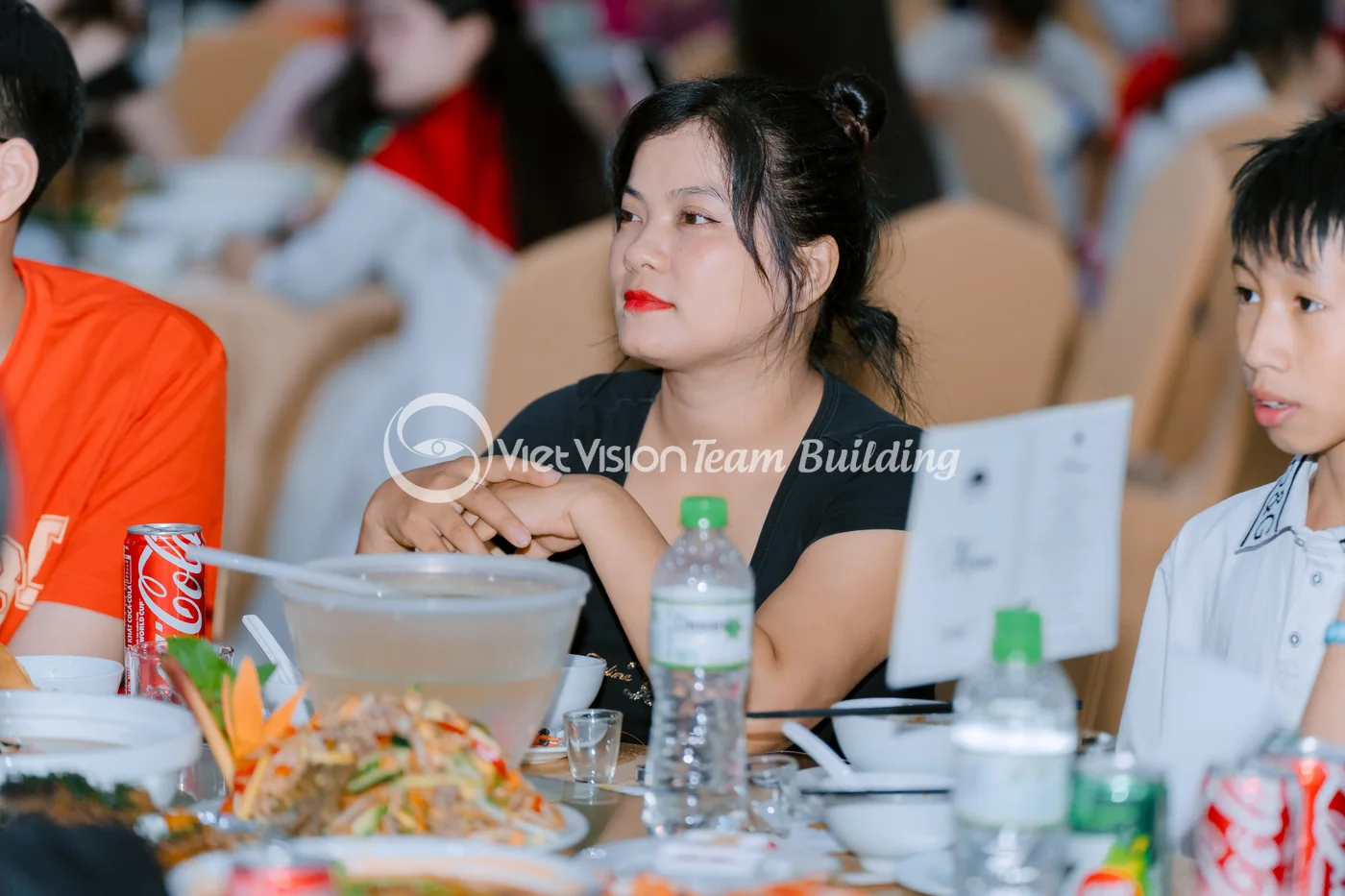 Thành viên tại bàn tiệc công ty