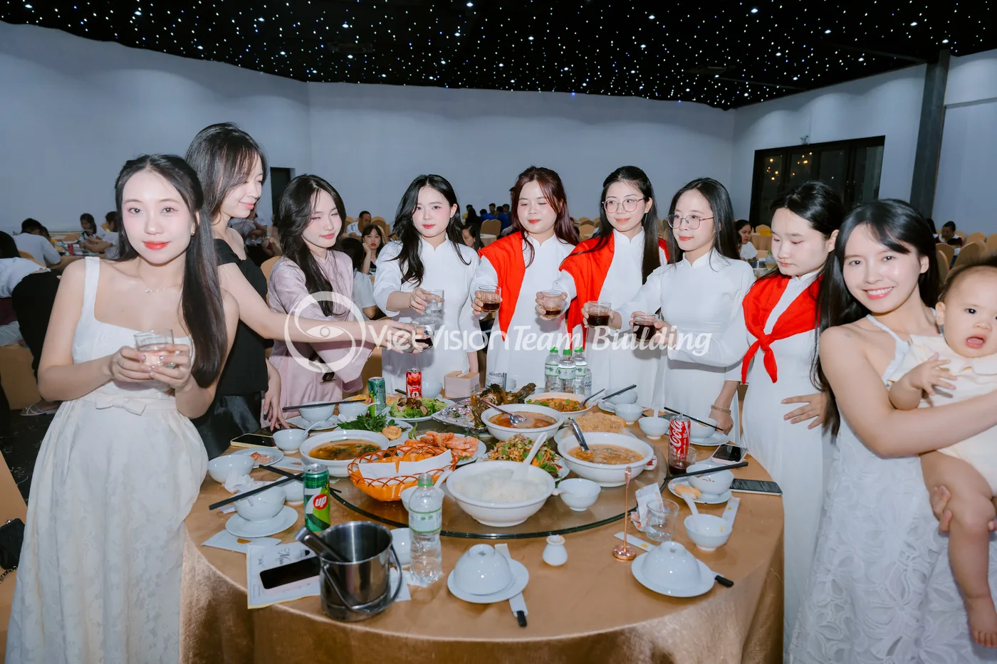 Nhóm khách dùng bữa cùng nhau