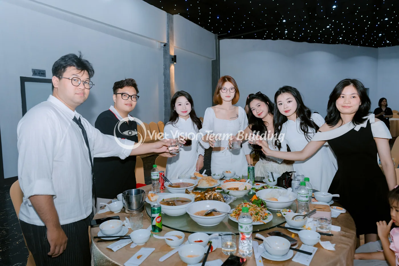 Khách giao lưu tại bàn tiệc