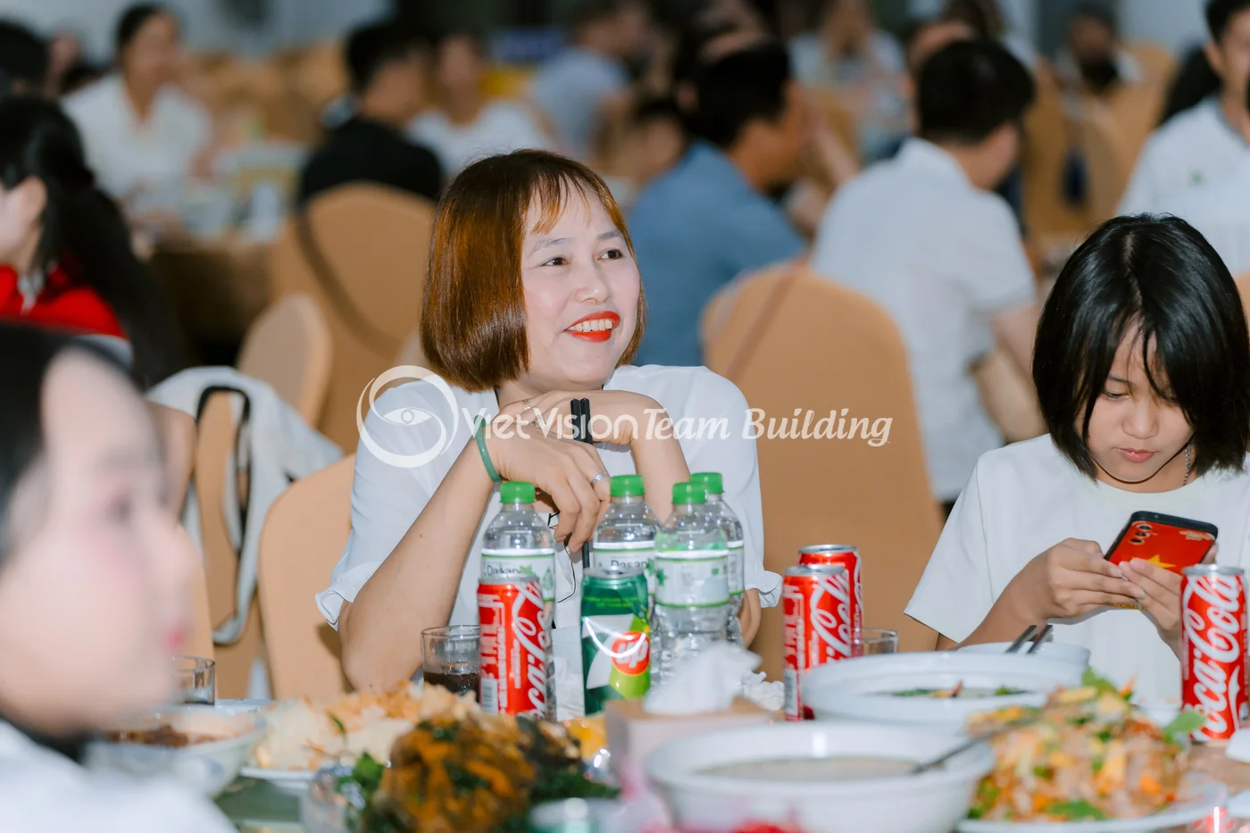 Bàn tiệc của đoàn trong chuyến đi công ty