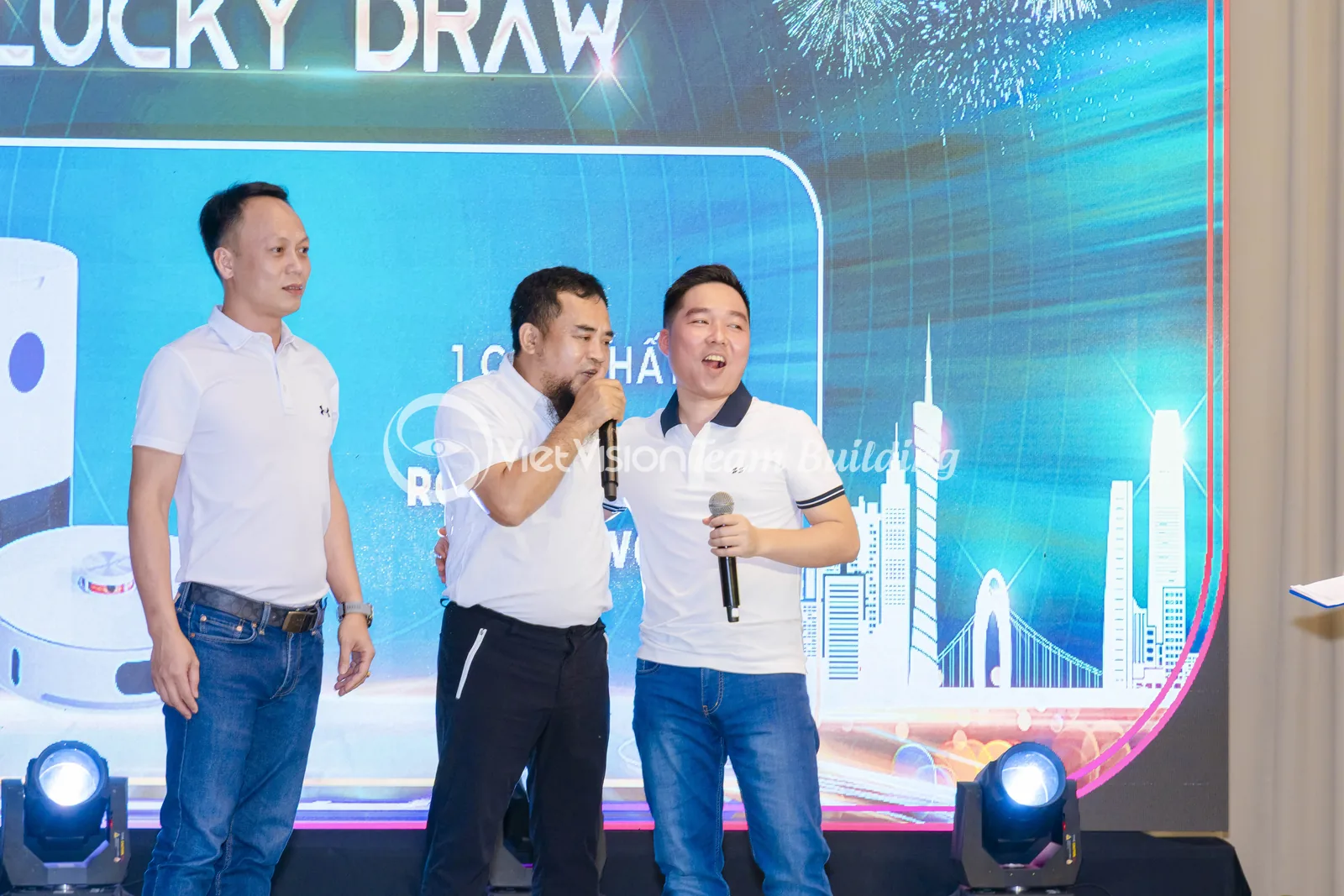 Nghi Thức Trao Tặng Trong Đêm Kỷ Niệm nghi thức trao tặng trong đêm kỷ niệm