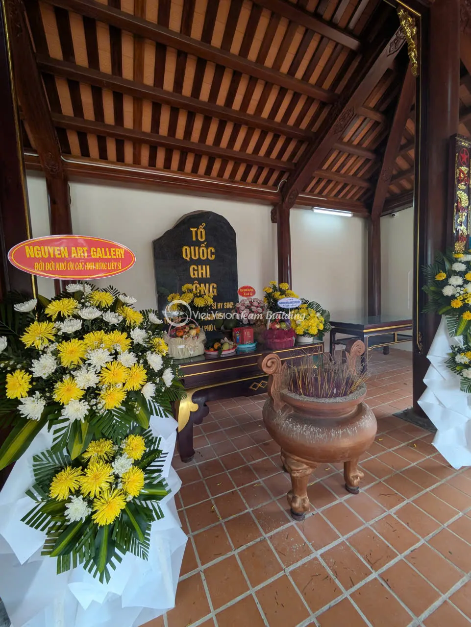 Hoa và lễ dâng hương của Nguyen Art Gallery tại đài tưởng niệm Phú Quốc