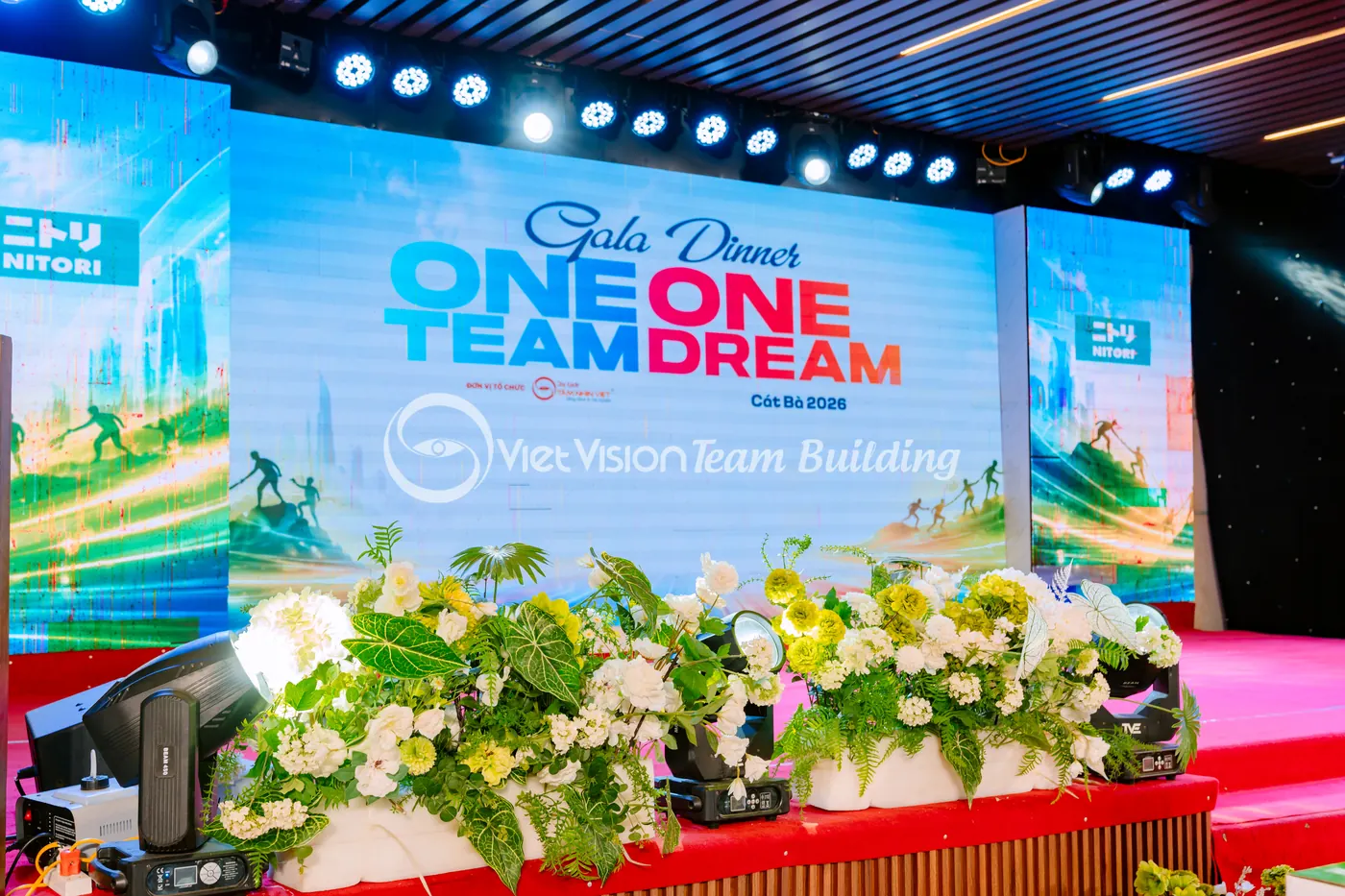 MC dẫn chương trình trên nền nhạc gala