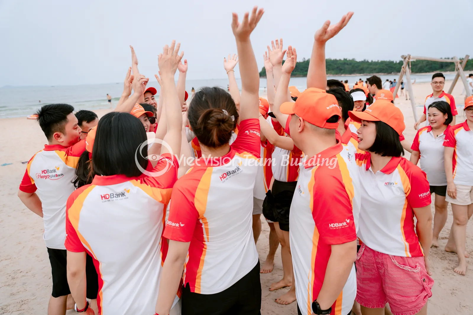 Nhân Viên Cổ Vũ Đồng Đội Trong Team Building nhân viên cổ vũ đồng đội trong team building