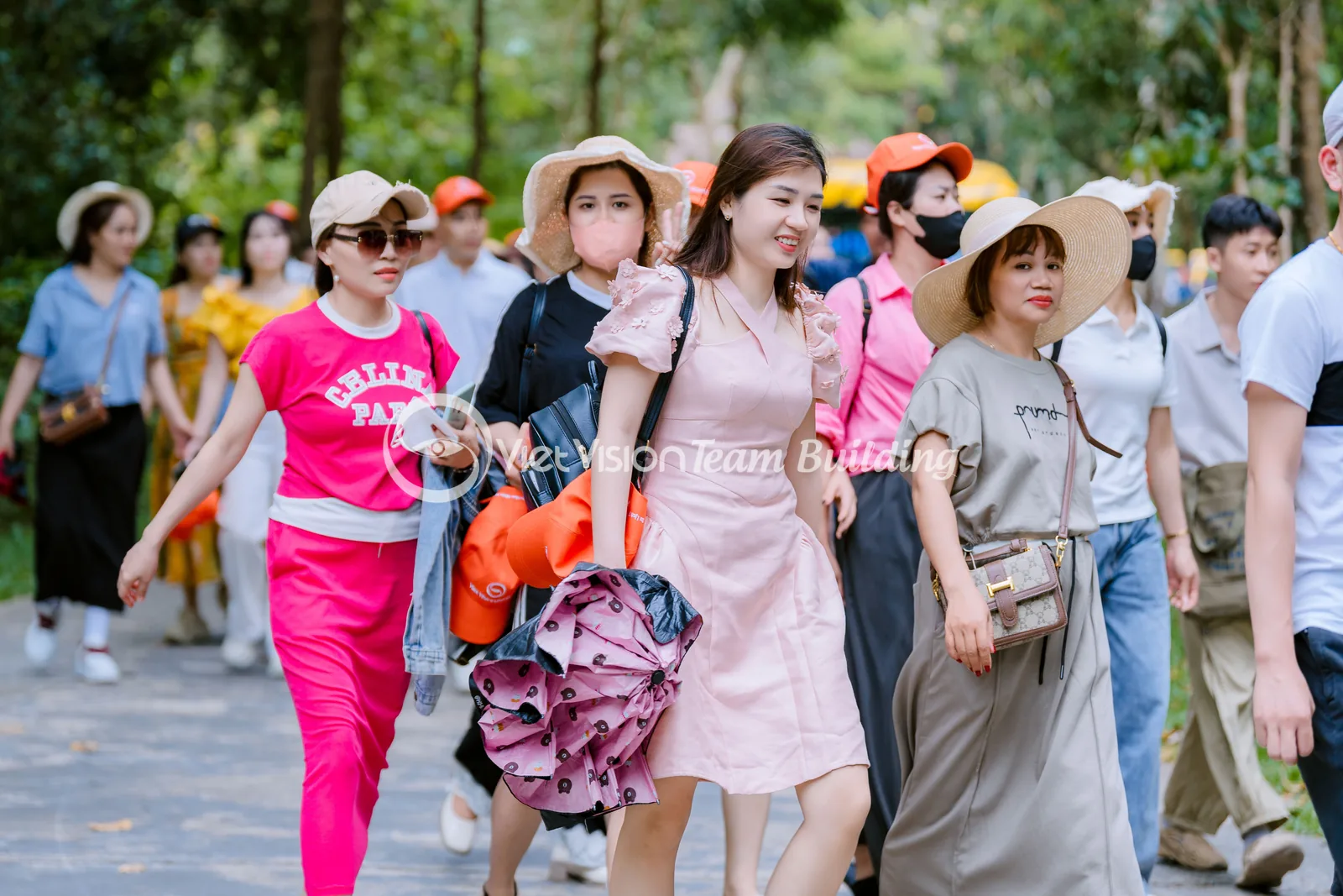 Nhân Viên Đi Bộ Thư Giãn Trong Chuyến Đi nhân viên đi bộ thư giãn trong chuyến đi