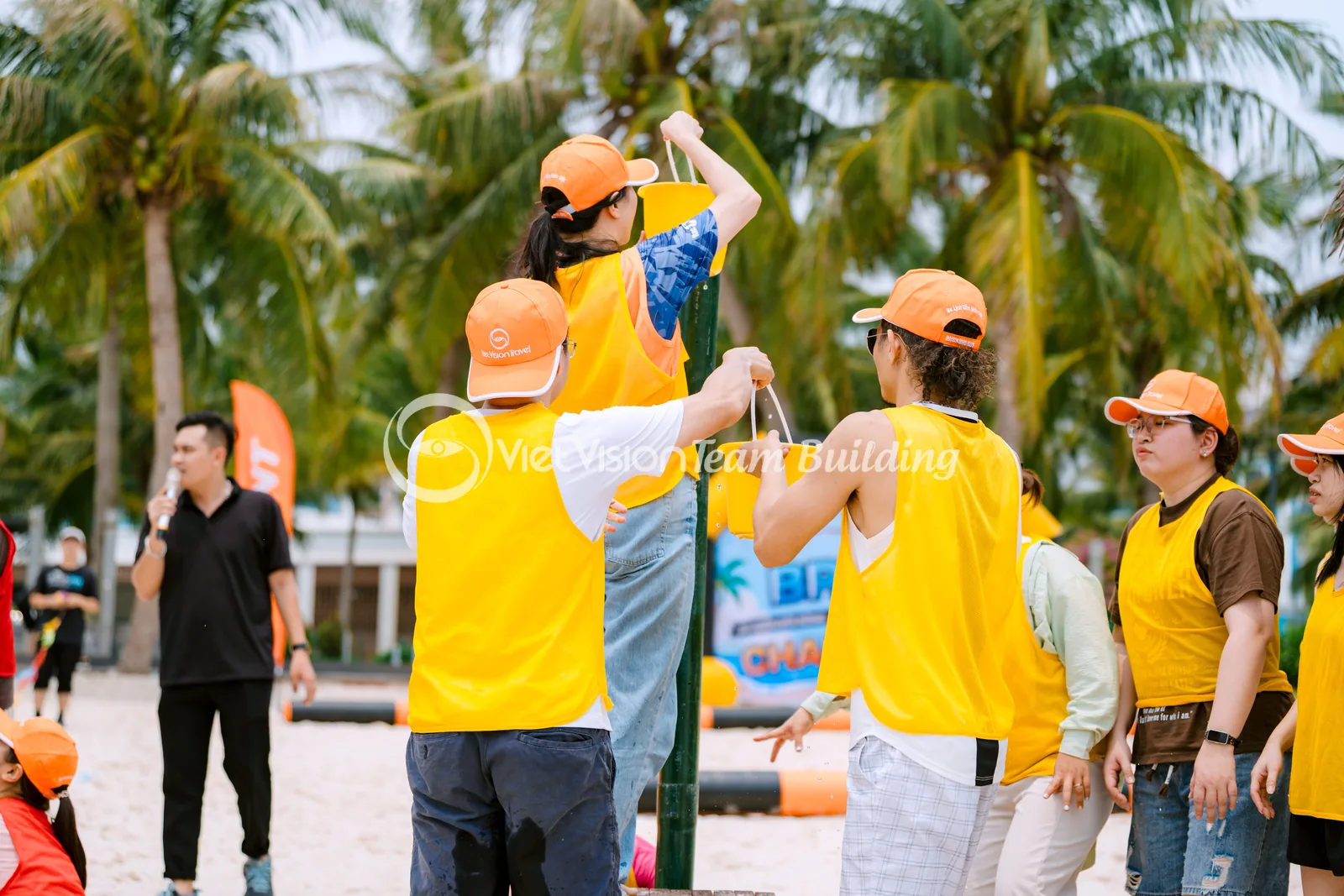 Nhân Viên Tiếp Sức Trong Team Building nhân viên tiếp sức trong team building
