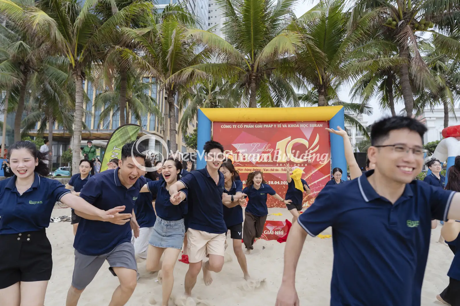 Nhân Viên Trao Đổi Trong Chương Trình Team Building nhân viên trao đổi trong chương trình team building