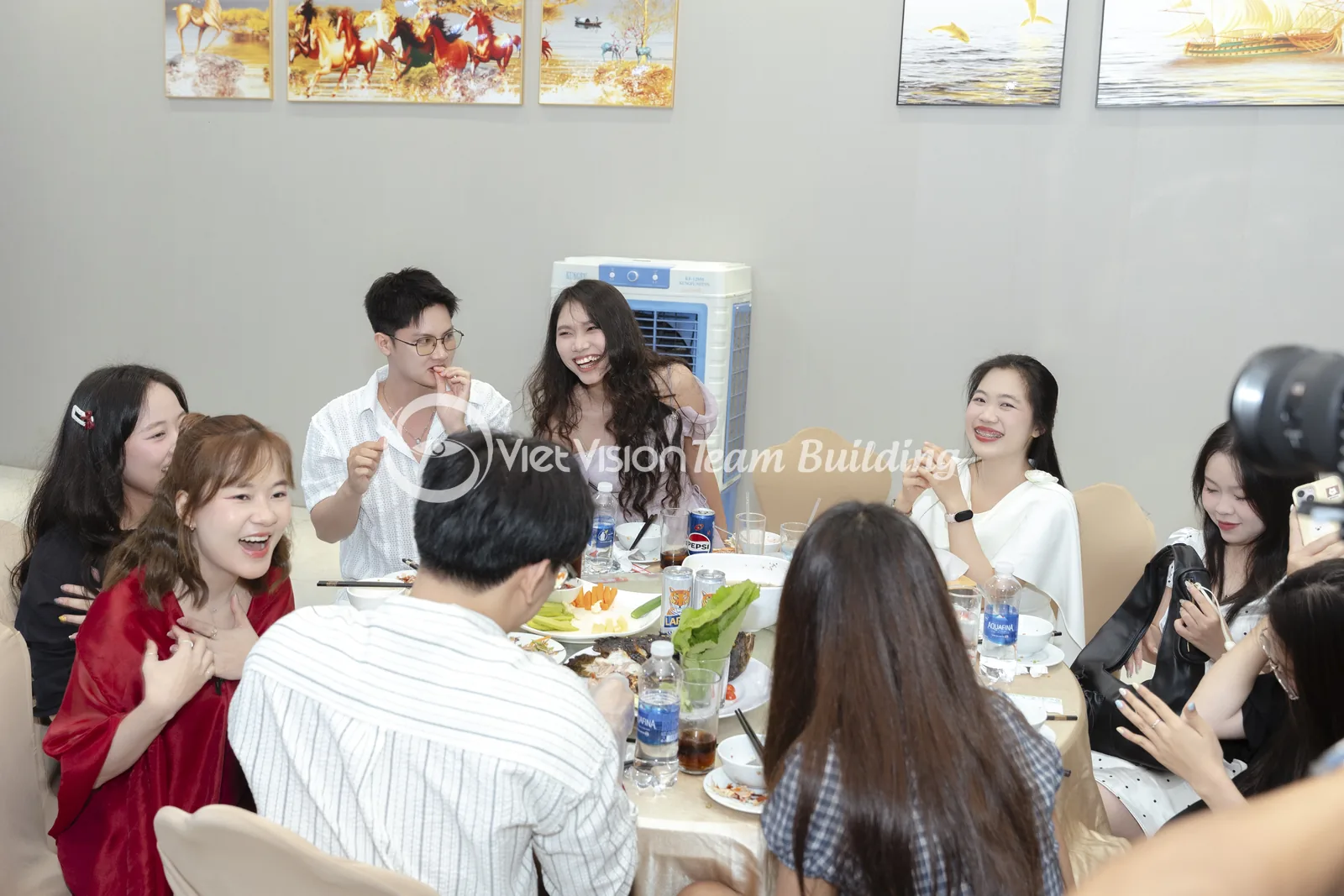 Nhóm Nhân Viên Chia Sẻ Tại Bàn Tiệc nhóm nhân viên chia sẻ tại bàn tiệc