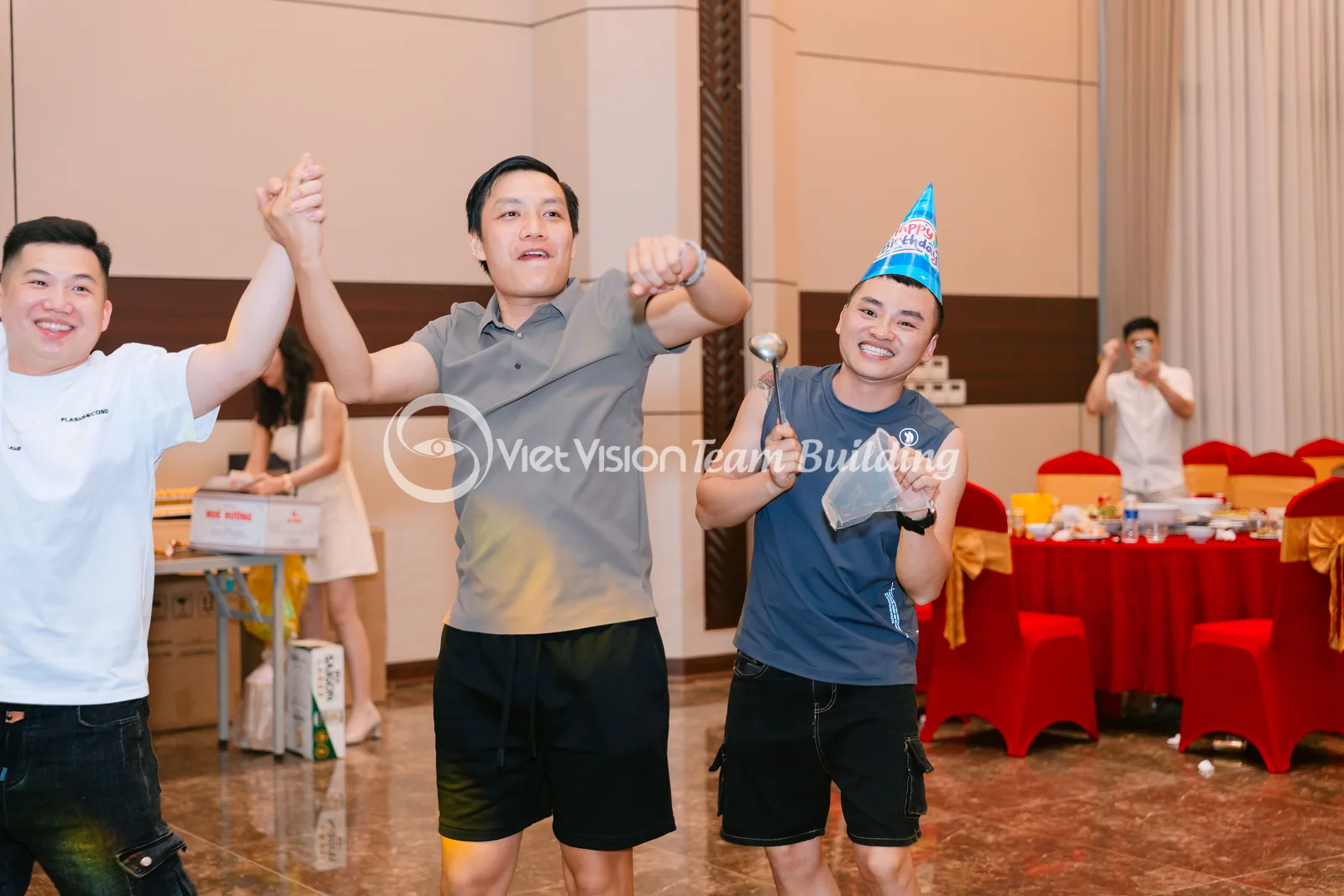 Nhóm Nhân Viên Hưởng Ứng Hoạt Động Tập Thể nhóm nhân viên hưởng ứng hoạt động tập thể
