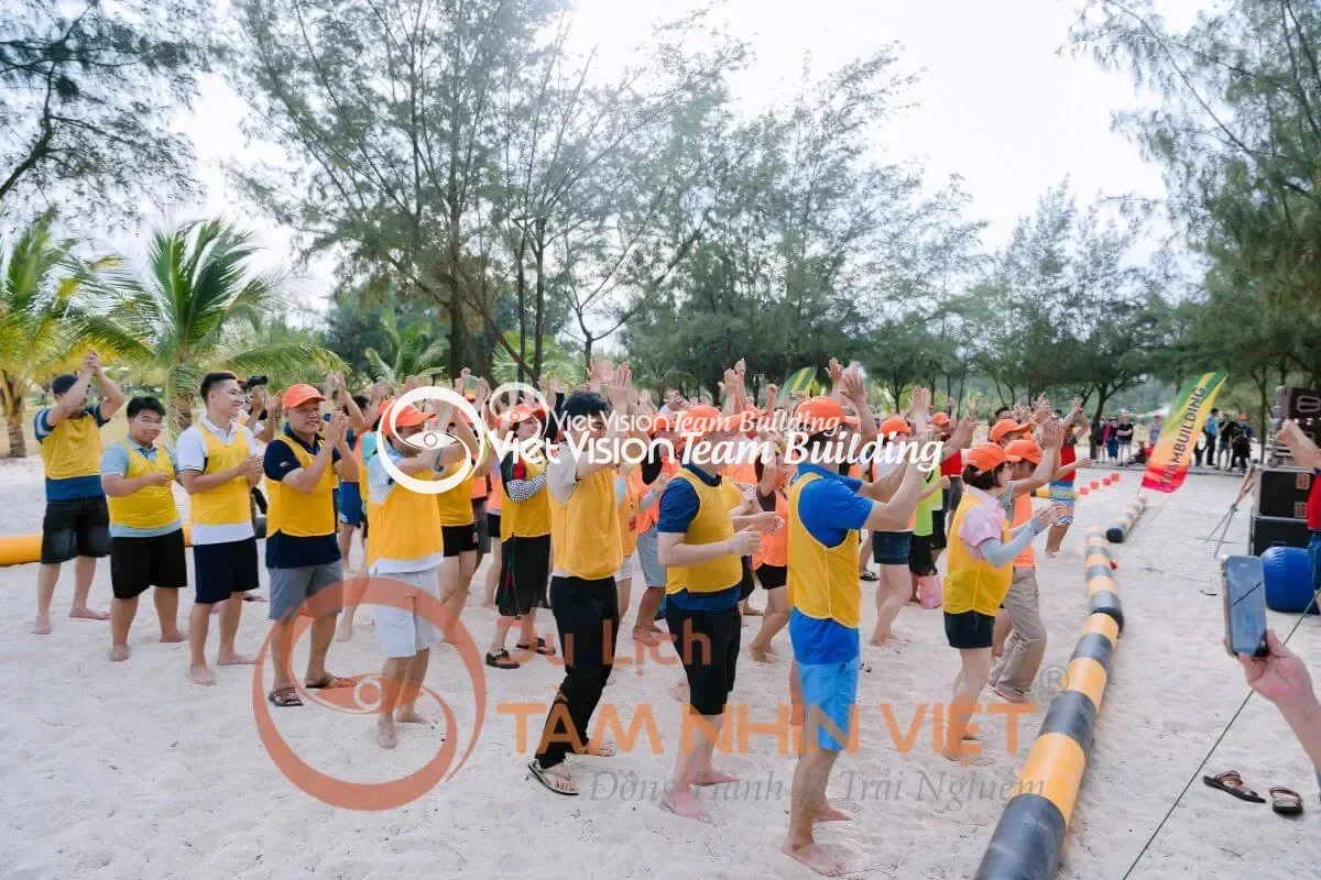 Đoàn khách tham gia hoạt động team building tại Quảng Bình Đoàn khách tham gia hoạt động team building tại Quảng Bình