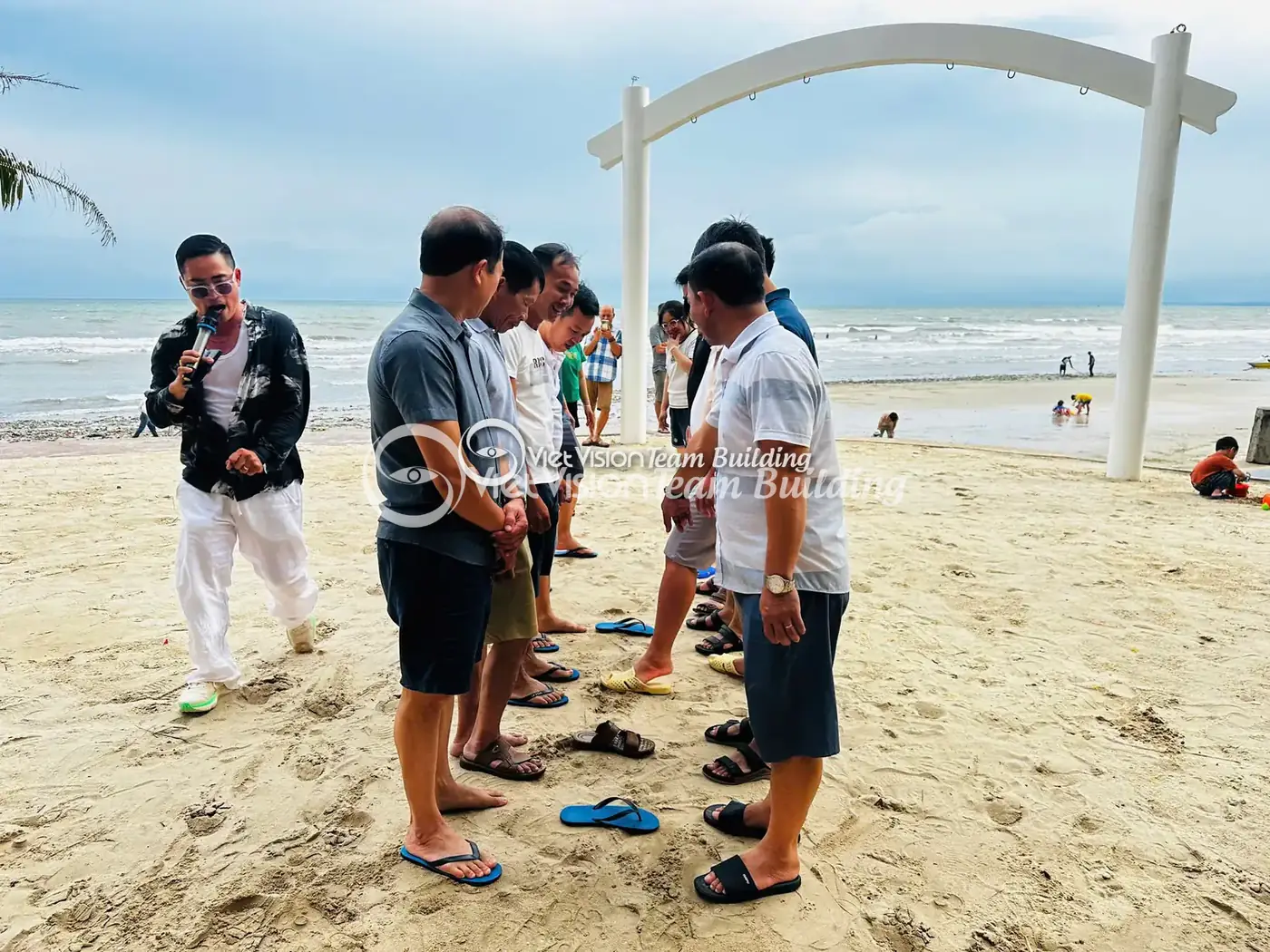 MC chia đội và hướng dẫn luật chơi team building Mũi Né MC chia đội và hướng dẫn luật chơi team building Mũi Né