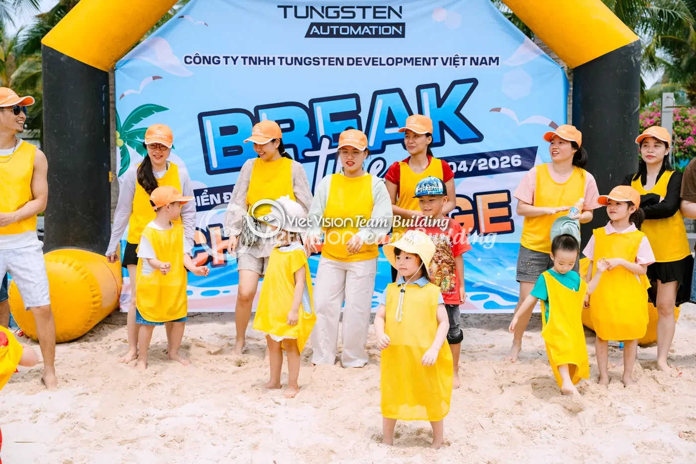 Đoàn công ty có gia đình tham gia team building bãi biển Đoàn công ty có gia đình tham gia team building bãi biển