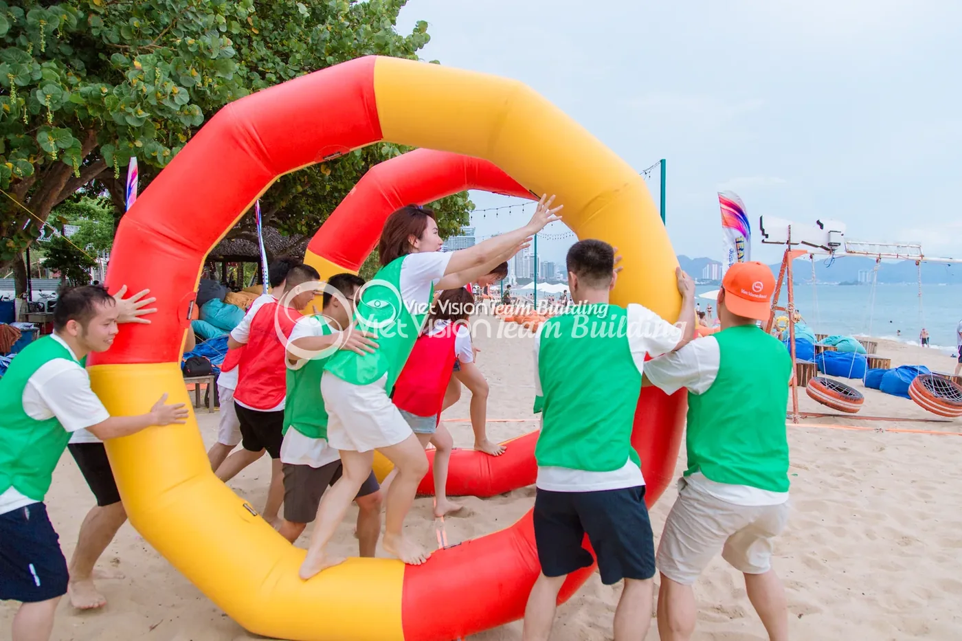 ??i ch?i v??t th? th?ch v?ng phao trong team building Nha Trang ??i ch?i v??t th? th?ch v?ng phao trong team building Nha Trang